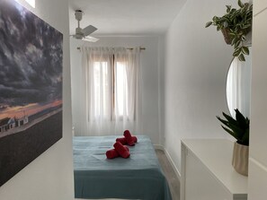 2 chambres, fer et planche à repasser, lit de bébé portatif