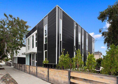 Luminousness Reflection 4B2.5B Home