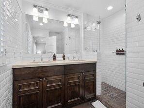 Combined shower/bathtub, hair dryer, towels - Kennebeck Oasis - Private Patio, Steps to Sand & AC! (San Diego)