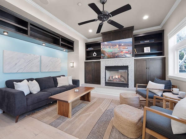 Smart TV y chimenea 