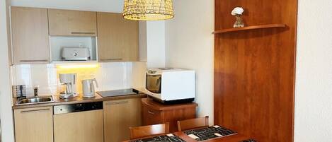 Kühlschrank, Mikrowelle, Geschirrspüler