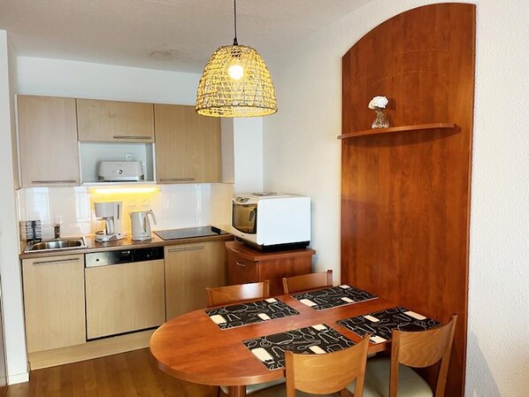 Kühlschrank, Mikrowelle, Geschirrspüler