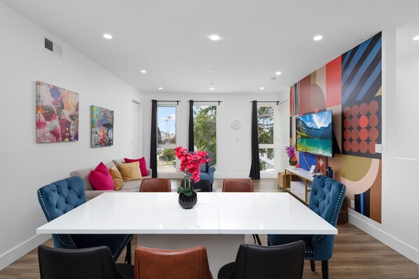 Interior - Lustrous Abode 4B3B QUEEN BEDS (Torrance)