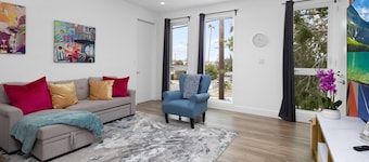 Lustrous Abode 4B3B QUEEN BEDS