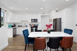 Dining - Lustrous Abode 4B3B QUEEN BEDS (Torrance)