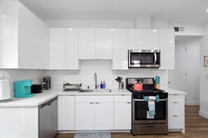 Fridge, microwave, oven, stovetop - Lustrous Abode 4B3B QUEEN BEDS (Torrance)