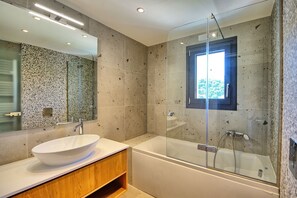 Bathtub, hair dryer - Villa Acropolitana – Luxury Corfu vacation villa rental with pool and sweeping views (Acharavi)