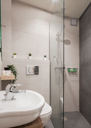 Dusche, umweltfreundliche Kosmetikartikel, Haartrockner, Handtücher