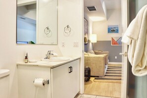 Een haardroger, handdoeken