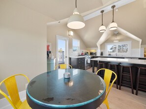 Dining - Ocean-view 3BR in Mission Beach with balcony, BBQ, parking & WiFi. (San Diego)