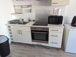 Een koelkast, een microgolfoven, een oven, een kookplaat