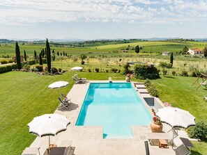 Une piscine avec vue sur un paysage rural.