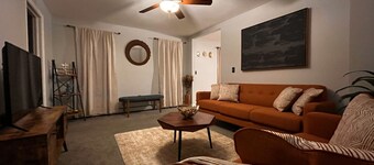 Beautiful cozy2 bedrooms located in a safe community just minutes from downtown.