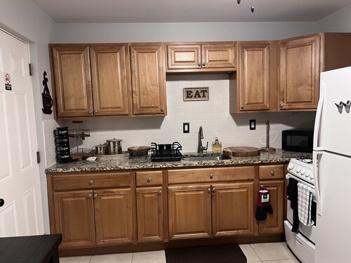 Beautiful cozy2 bedrooms located in a safe community just minutes from downtown.