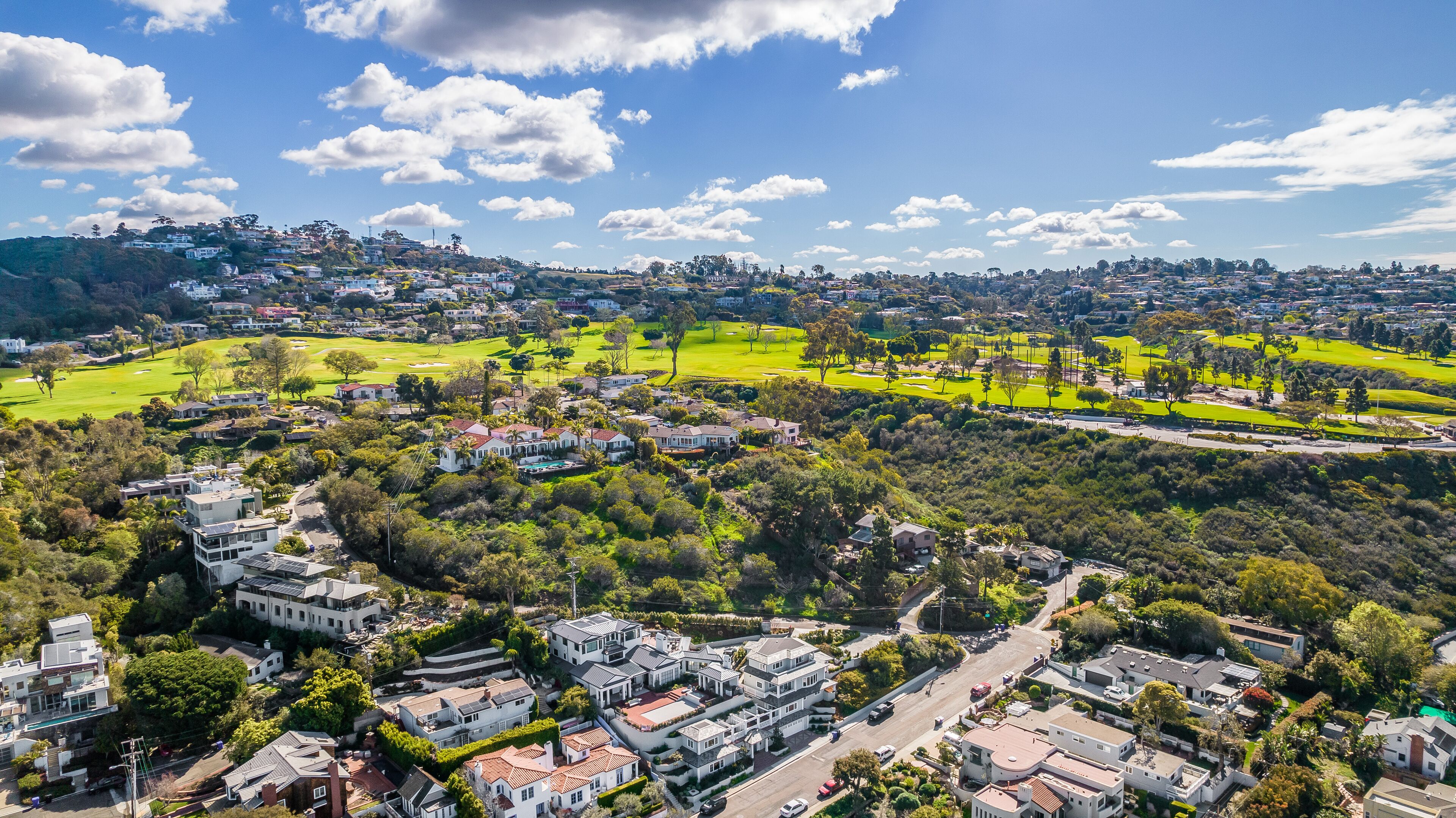 Área residencial com casas, ruas e espaços verdes.