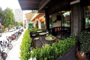 Outdoor dining - OYO 898 Sota Residence (Pattaya)