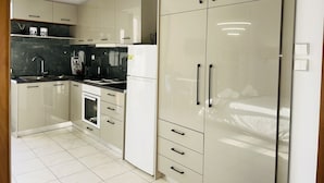 Fridge, oven, stovetop, toaster - Ella Suite Piraeus Stylish St, Balcony & Sea View (Piraeus)
