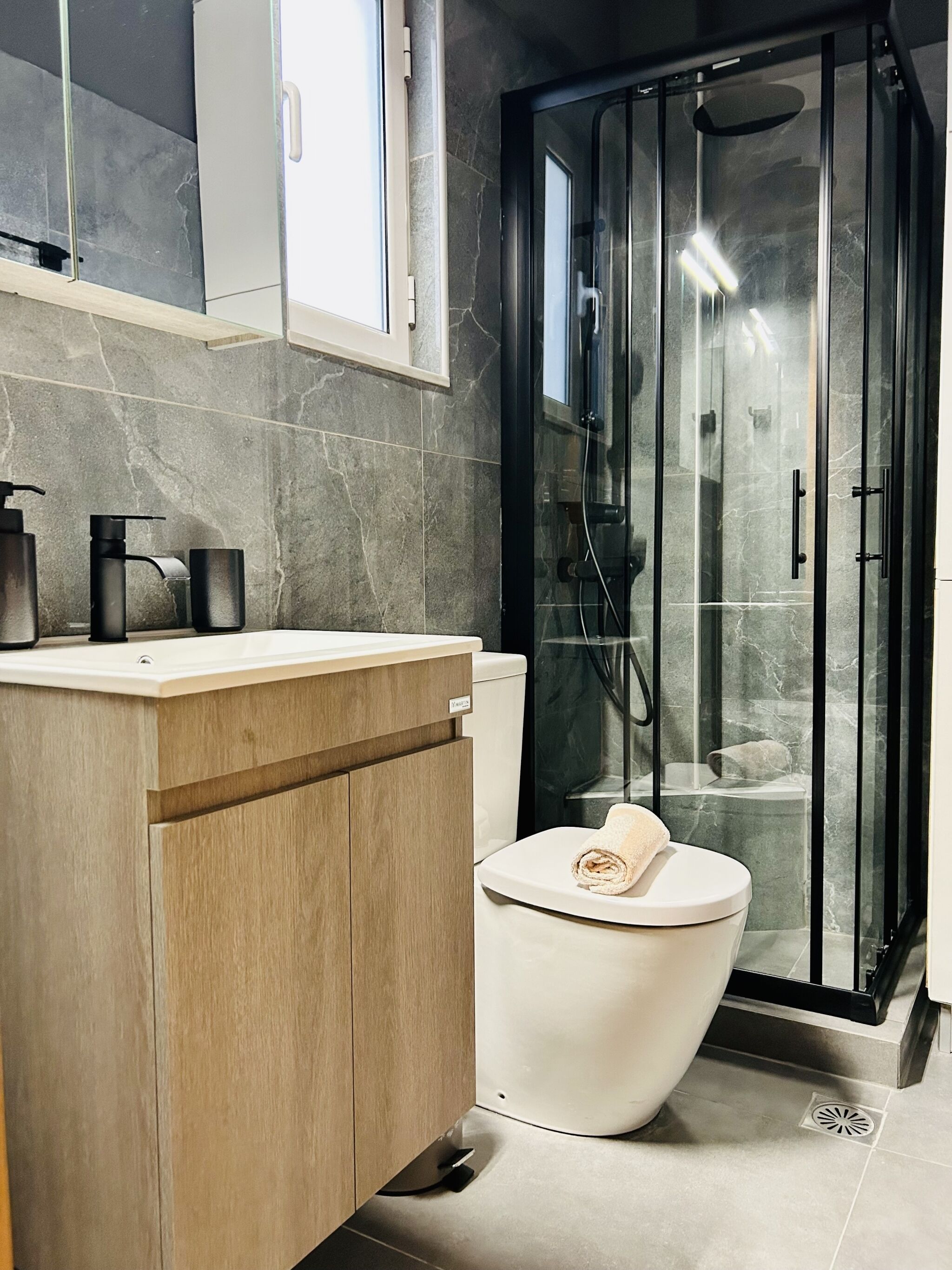 Dusche, Haartrockner, Handtücher, Seife
