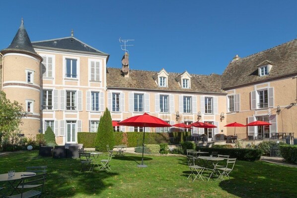 Outdoor dining - Hotel Saint-laurent (Montfort-l'Amaury)