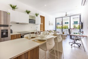 Microondas, horno, parrilla de estufa y lavavajillas