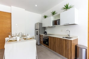 Microondas, horno, parrilla de estufa y lavavajillas