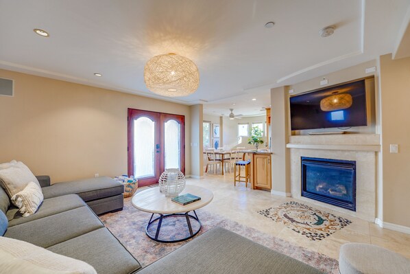 Smart TV, chimenea y estéreo 