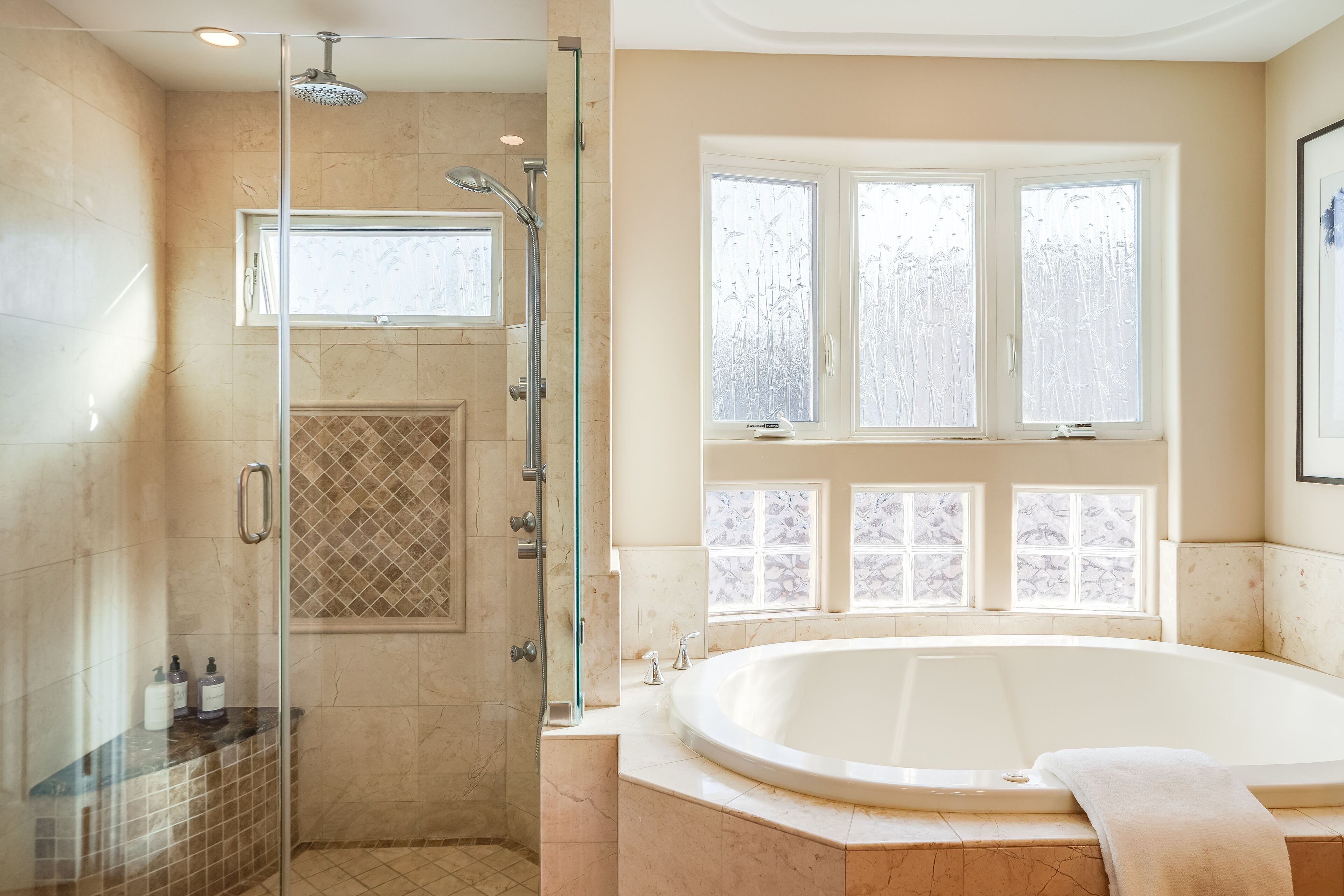 Combined shower/bathtub, hair dryer, towels