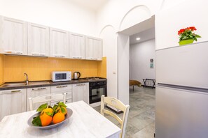 Fridge, microwave, oven, stovetop - Gelso Complex - Studios 3 (Napoli)