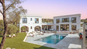 A modern two-story house with a swimming pool, outdoor seating, and a well-maintained lawn. - Villa Blue Pearl, 10 pers, piscine chauffée, 10 minutes plage à pieds (SAINTE LUCIE DE PORTO VECCHIO)