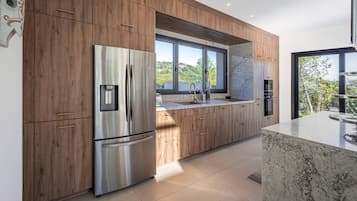Fridge, oven, dishwasher, coffee/tea maker