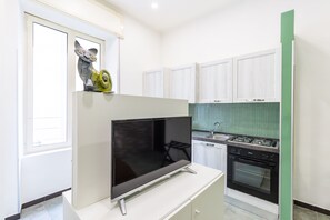 Frigorifero, microonde, forno, piano cottura