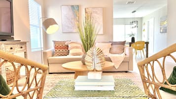 Smart TV, libri, biblioteca musicale