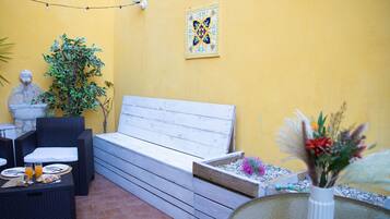 Deluxe Double Room | Desk, free WiFi, bed sheets