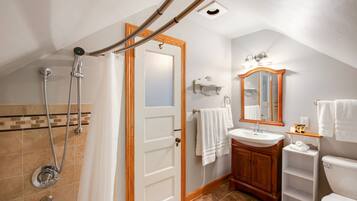 Combined shower/tub, hair dryer, towels