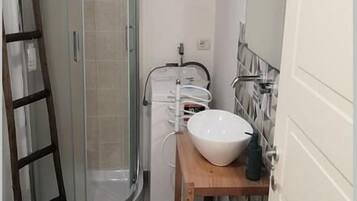 Doccia, asciugacapelli, bidet, asciugamani