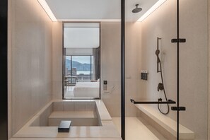 Minibar, caja de seguridad en la habitación y escritorio 