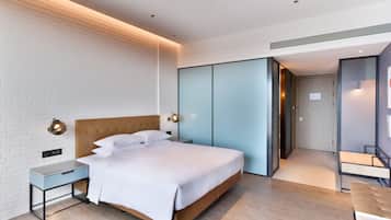 Kamar Deluks, 1 Tempat Tidur King | Minibar, brankas, meja kerja, dan ruang kerja ramah laptop