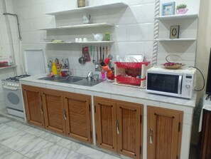 舒适公寓 | 私人简易厨房 | 大冰箱、微波炉、烤箱、炉灶