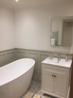 Combined shower/bathtub, deep-soaking bathtub, towels - Charming 2-bed Apartment in Banbury (Banbury)