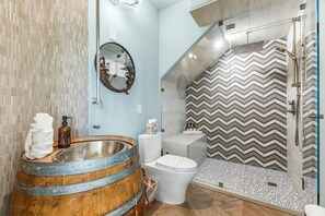 Baignoire, séchoir à cheveux, serviettes fournies