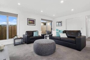 Een televisie en een kantoor