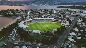 En vy över en stadion sedd från luften, med ett bostadsområde runt omkring och berg i bakgrunden.