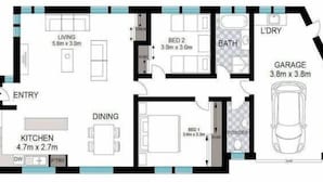 En planritning över ett hotell med vardagsrum, matplats, kök, två sovrum, ett badrum, en gästtoalett och ett garage.
