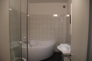Standard Shared Dormitory | Bathroom - Stay2Night Hostel (Zürich)
