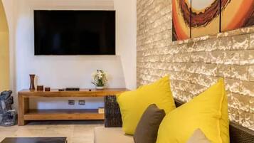 TV connectée, table de tennis de table, chaîne hi-fi