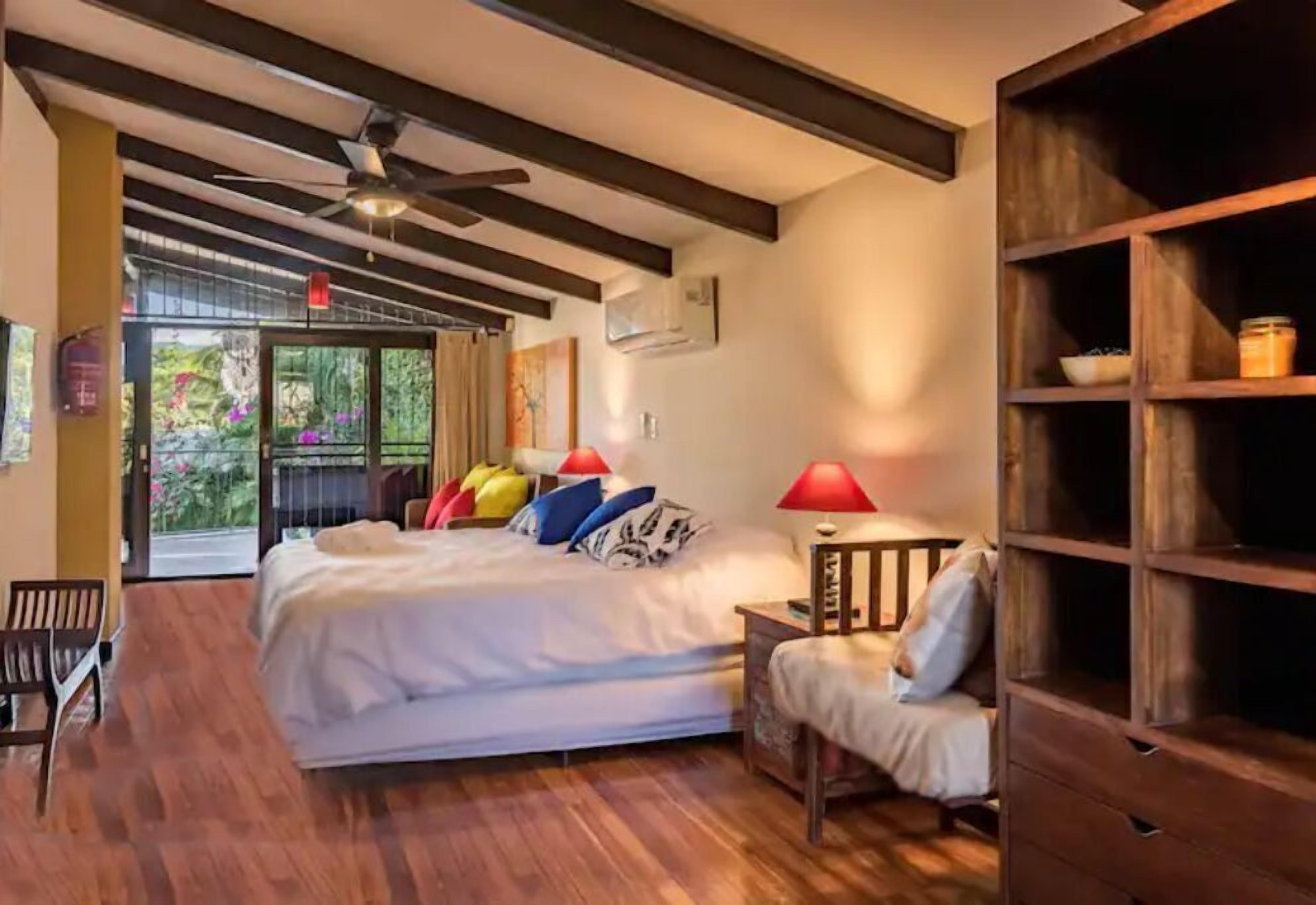 4 chambres, coffres-forts dans les chambres, bureau