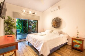 15 Schlafzimmer, Zimmersafe, Schreibtisch, Bügeleisen/Bügelbrett