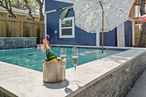 Utendørsbasseng og et oppvarmet basseng