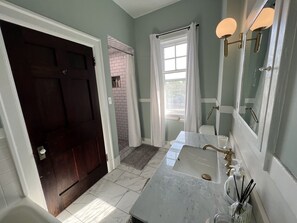 Een douche, een haardroger, handdoeken, zeep
