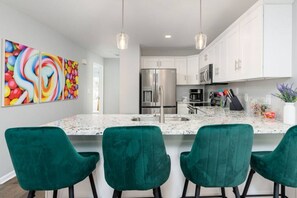 Fridge, microwave, oven, stovetop - Candy Land- Downtown ILM (Wilmington)